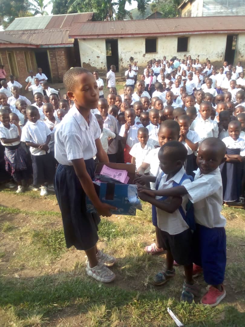  Distribution de kit scolaire aux enfants vulnérable en territoire de Kalehe chefferie de Mbinga Nord